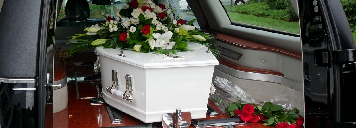 Een kleurrijke kist in een lijkwagen voor begrafenis of begraving op de begraafplaats