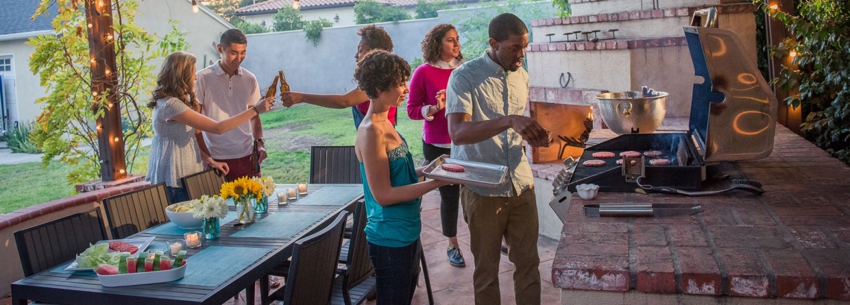 vrienden eten samen onder overkapping in de tuin