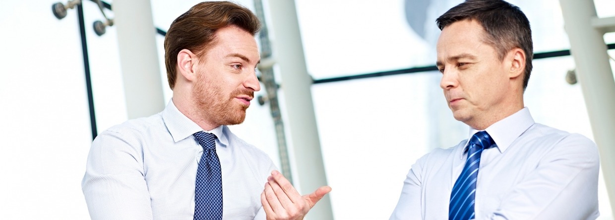 Zakenpartners op kantoor in gesprek