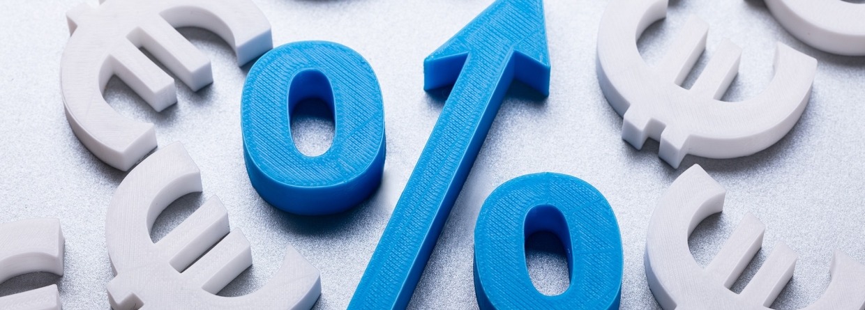 Meerdere eurotekens welke een blauw percentage symbool omcirkelen
