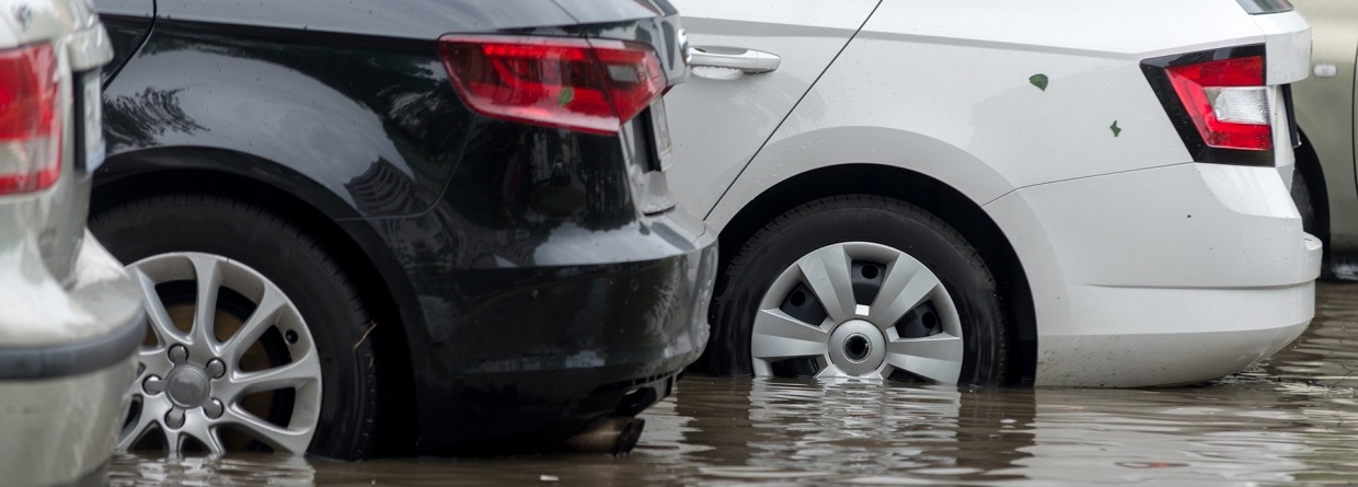 Auto's in het water na overstroming