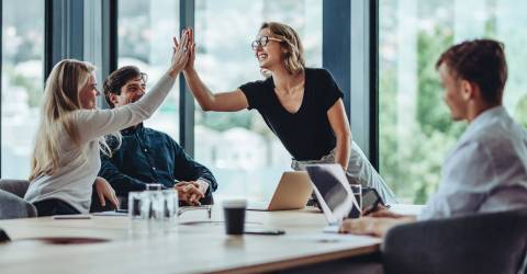 Groep collega's die een succes vieren