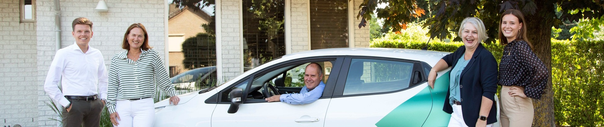 Het team van Coppis & Cruijsen buiten met Mark in de auto en de rest voor de auto