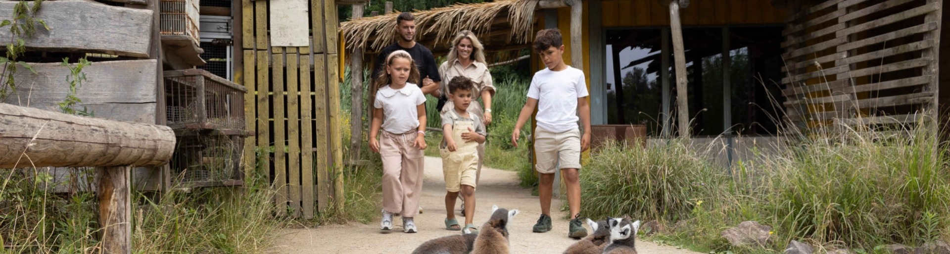 Een gezin op pad in het Zooparc in Overloon